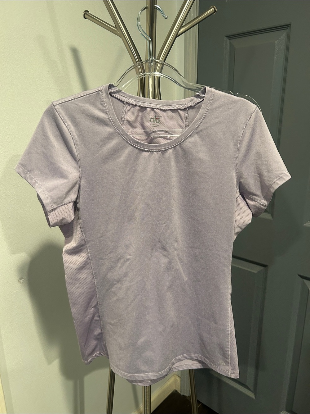 ALO Yoga Light Lavender Short Sleeve Performance Tee